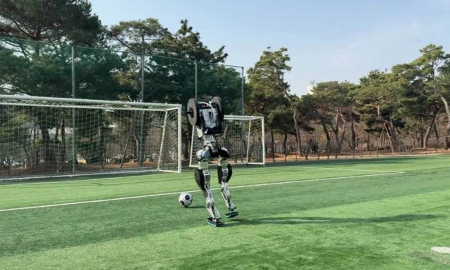 «Σέντερ φορ από… μέταλλο»: Το ρομπότ που τελειώνει φάσεις σαν τον Χάρι Κέιν