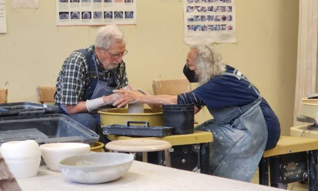 Παππούς 101 ετών γίνεται viral από μάθημα κεραμικής - Το βίντεο που ξεπέρασε τα 3 εκατ. views