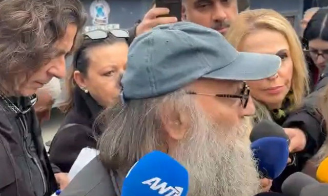 Τέμπη – Χούπας: «Αν κάποιος κούναγε το χεράκι του, το παιδί μου δε θα ήταν κάτω από το μάρμαρο»