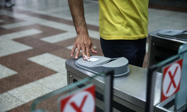 Ελεγκτής ζήτησε 20 ευρώ από επιβάτη χωρίς εισιτήριο για να μην του κόψει πρόστιμο