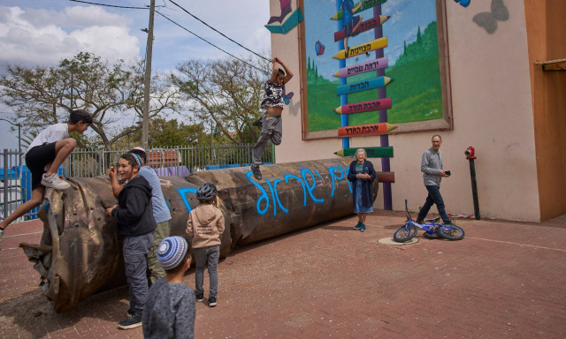 Δυτική Όχθη: Θραύσματα αναχαιτισμένου ιρανικού πυραύλου προσγειώθηκαν στην αυλή δημοτικού σχολείου