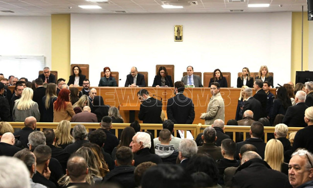 Δίκη για δυστύχημα στα Τέμπη: Η ασφυξία στη δικαστική αίθουσα, οι οργισμένοι συγγενείς, οι 33 απόντες κατηγορούμενοι, οι δικηγόροι και η αναβολή για 1η Απριλίου