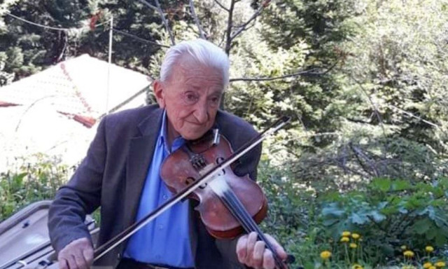 Ευρυτανία: «Σίγησε» το βιολί του Γιώργου Γαβρίλη – Πέθανε 100 χρονών ο γνωστός «Μητρούκας»