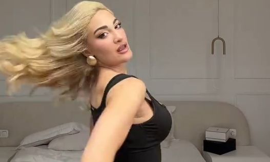 Ιωάννα Τούνη: Το βίντεο για τη ζωή της στα 32 και τα «επιτεύγματα» που δίχασαν