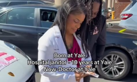 ΗΠΑ: Γυναίκα επιστρέφει ως γιατρός στο νοσοκομείο που δούλευε ως καθαρίστρια - Το συγκινητικό βίντεο