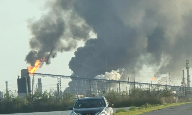 ΗΠΑ: Ισχυρή έκρηξη και φωτιά σε διυλιστήριο στο Πορτ Άρθουρ του Τέξας