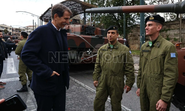 25η Μαρτίου: Στο Σύνταγμα και ο Παύλος Ντε Γκρες για τη στρατιωτική παρέλαση – Δείτε εικόνες