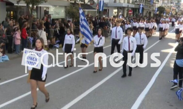 25η Μαρτίου: Παιδιά στον Πύργο παρήλασαν με μαύρες κορδέλες στη μνήμη συμμαθητή τους