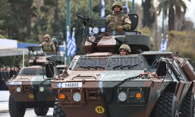 25η Μαρτίου: Τα στιγμιότυπα της στρατιωτικής παρέλασης στην Αθήνα μέσα από τον φακό του Newsbomb