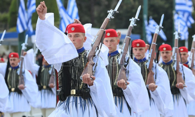 Σταθερός ρυθμός, άψογος βηματισμός – Συγκίνηση για τους Εύζωνες στην παρέλαση της 25ης Μαρτίου