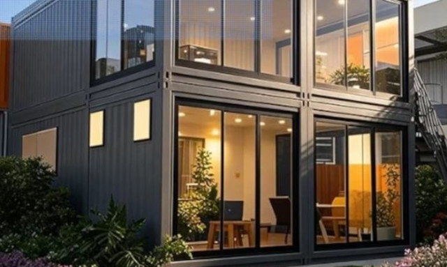 Το διώροφο προκατασκευασμένο σπίτι που πωλείται προς 14.000 ευρώ: «Ιδανικό για χώρους εργασίας»