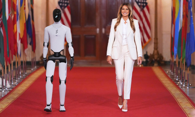ΗΠΑ: Η Μελάνια Τραμπ εμφανίζεται σε σύνοδο με ανθρωποειδές ρομπότ - Βίντεο