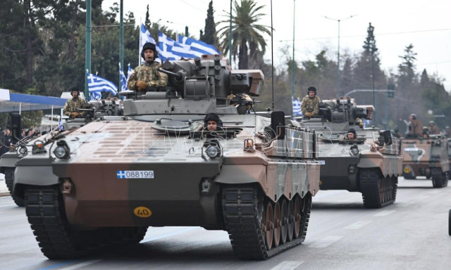25η Μαρτίου: LIVE η στρατιωτική παρέλαση στην Αθήνα – Χιλιάδες κόσμου στο Σύνταγμα