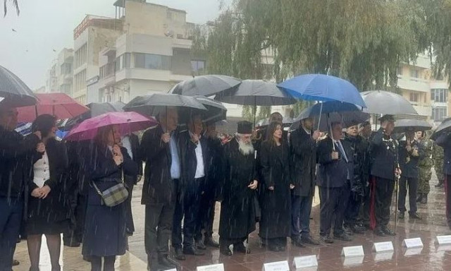 Ρίγη συγκίνησης στο Ηράκλειο: Έψαλλαν τον Εθνικό Ύμνο υπό καταρρακτώδη βροχή - Βίντεο