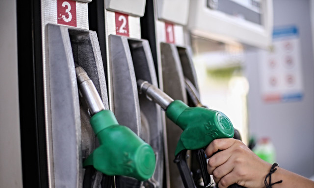 Fuel pass 2026: Τα εισοδηματικά κριτήρια - Τι δικαιούστε με ψηφιακή κάρτα και τι με κατάθεση σε iban