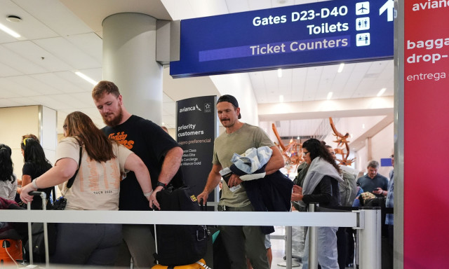 Αυξήσεις – «φωτιά» σε αεροπορικά και ακτοπλοϊκά εισιτήρια λόγω του πολέμου στη Μέση Ανατολή