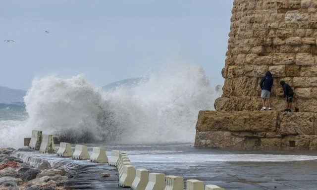 Κρήτη: Νεαροί έκαναν βόλτα στο φρούριο του Κουλέ και εγκλωβίστηκαν από τα κύματα