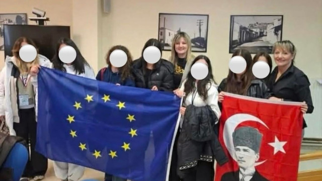 Σάλος στην Ελασσόνα: Αντιδήμαρχος φωτογραφήθηκε με σημαία του Κεμάλ Ατατούρκ