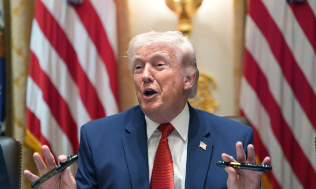 Νέα επίθεση Τραμπ στο Λονδίνο: Αποκαλεί «παιχνίδια» τα βρετανικά αεροπλανοφόρα των 70.000 τόνων