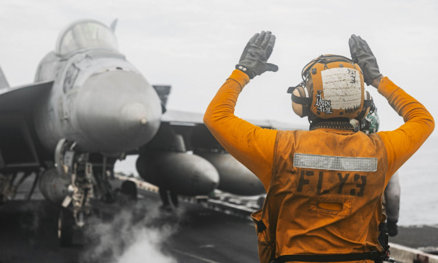 Εντυπωσιακές εικόνες: Πύραυλος εδάφους-αέρος εκρήγνυται κοντά στην ουρά ενός F/A-18E Super Hornet