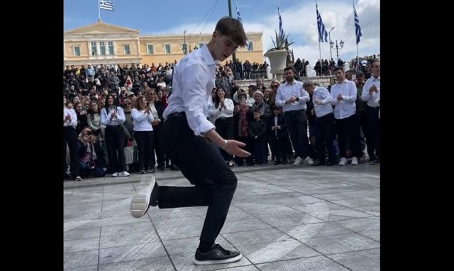 Το viral ζεϊμπέκικο στο Σύνταγμα: Ο νεαρός που «έκλεψε» την παράσταση - Δείτε βίντεο