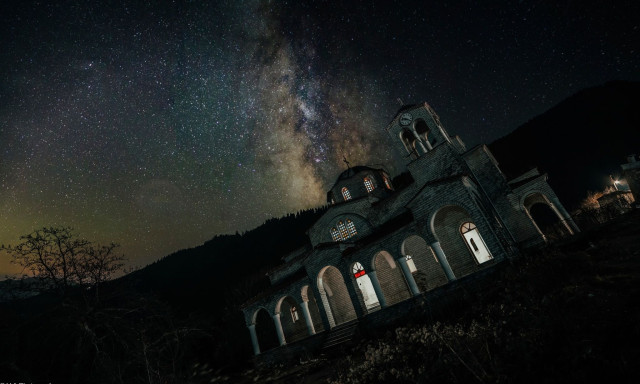 Βίντεο: Παγκόσμια ατραξιόν ο ναός που γέρνει στο Ροπωτό Τρικάλων -«Αδιανόητη η κλίση»