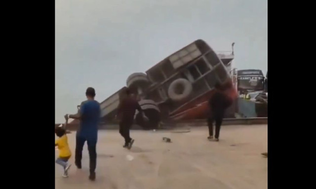 Μπαγκλαντές: Λεωφορείο έπεσε σε ποτάμι ενώ προσπαθούσε να επιβιβαστεί σε πλοίο - 22 νεκροί