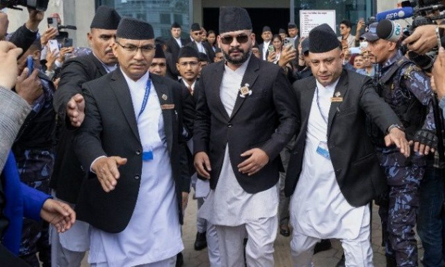 Νεπάλ: Ο τραγουδιστής Μπαλέντρα Σαχ ορκίστηκε βουλευτής ραπάροντας