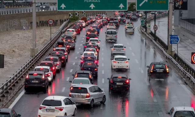 Κίνηση τώρα: Χαμηλές ταχύτητες σε Κηφισό, Αθηνών και βασικούς άξονες - Επιβαρύνει η βροχή