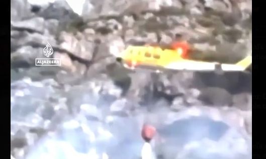 Αφρική: H στιγμή που πυροσβεστικό ελικόπτερο συντρίβεται σε βουνό - Πώς σώθηκε ο πιλότος