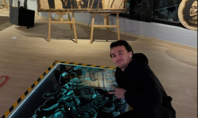 Κρήτη: Ο 25χρονος ο οποίος δημιουργεί απίθανα έργα με τα πιο ταπεινά υλικά