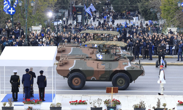 Ο Δένδιας παρουσίασε με ένα εντυπωσιακό βίντεο τα νέα οπλικά συστήματα που είδαμε στην παρέλαση