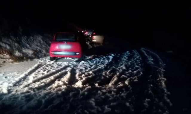 Ιωάννινα: «Άσπρισε» το Πάπιγκο από το χαλάζι- Αυτοκίνητο έπεσε σε γκρεμό