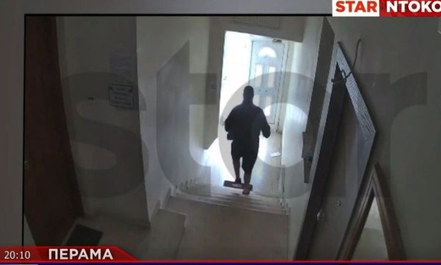 Πέραμα: Η στιγμή που ηλικιωμένη πέφτει θύμα κλοπής - «Βοήθεια, με κλέβουν»