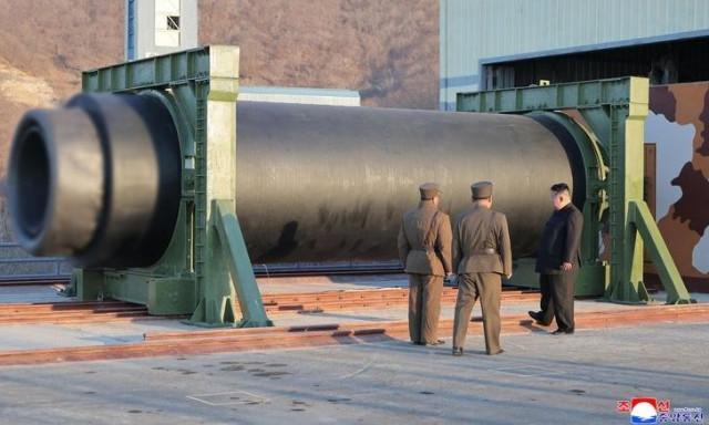 Βόρεια Κορέα: Ο Κιμ Γιονγκ Ουν στη δοκιμή κινητήρα για πύραυλο ικανό να χτυπήσει τις ΗΠΑ