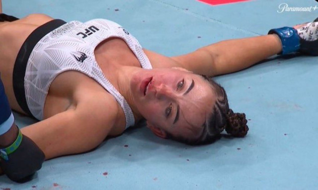 Η σοκαριστική στιγμή του πιο βίαιου νοκ-άουτ που άφησε την αθλήτρια να πνίγεται