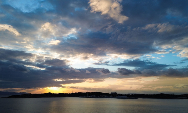 Καιρός αύριο: Σχεδόν αίθριος με τοπικές βροχές σε ορισμένες περιοχές – Σε άνοδο η θερμοκρασία