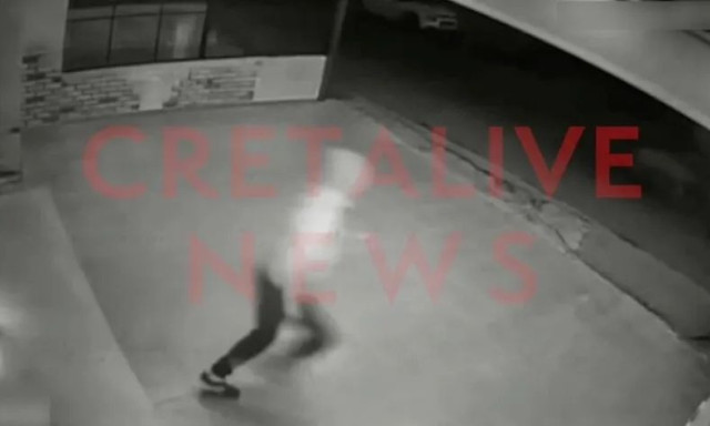 Ηράκλειο: Η στιγμή που δράστης πυροδοτεί εμπρηστικό μηχανισμό έξω από καφετέρια – Βίντεο ντοκουμέντο