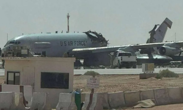 Φωτογραφίες δείχνουν κομμένο στα δύο το αμερικανικό «ιπτάμενο ραντάρ» σε βάση στη Σαουδική Αραβία