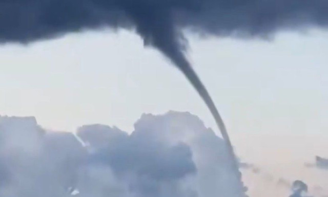 Σάμος: Εντυπωσιακός υδροστρόβιλος στο Καρλόβασι – Δείτε βίντεο