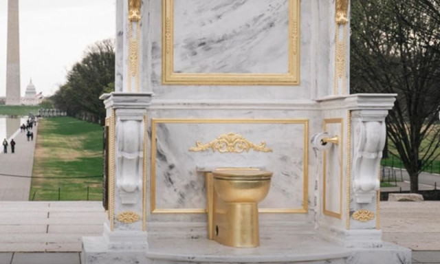 «Ένας θρόνος κατάλληλος για βασιλιά» - Έφτιαξαν γλυπτό τουαλέτας έξω από τον Λευκό Οίκο