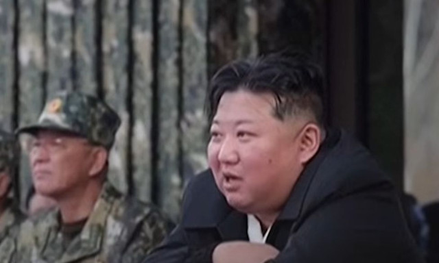 Βόρεια Κορέα: Στρατιώτες κάνουν επίδειξη ισχύος στον Κιμ σπάζοντας τσιμέντο με το κεφάλι τους