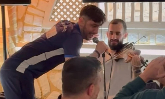 Ο Μανωλάς οδήγησε τον Πανναξιακό στη Γ' Εθνική και γλέντησε με χορό και τραγούδια - Βίντεο