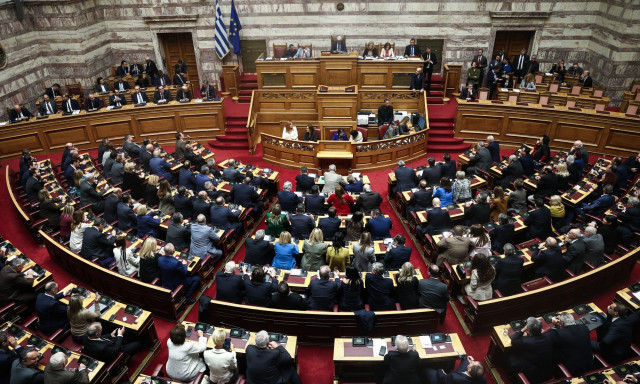 Οργή ΠΑΣΟΚ για την αναβολή της συζήτησης στη Βουλή για τις υποκλοπές – Τι απαντά η κυβέρνηση