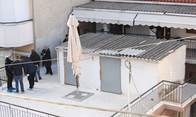 Θεσσαλονίκη: Ο αδερφός της 59χρονης ειδοποίησε τη γειτόνισσα - Την έψαχνε στο τηλέφωνο όλη μέρα