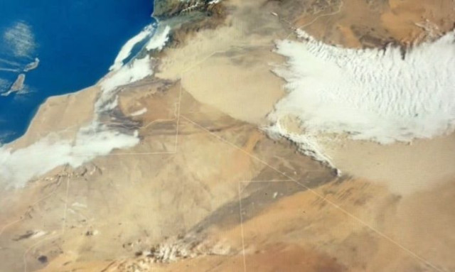 Eντυπωσιακό: Δορυφόρος καταγράφει τείχος σκόνης μήκους 2.000 χλμ να διασχίζει την έρημο Σαχάρα