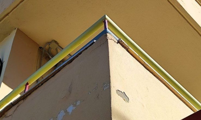 Ρέθυμνο: Σοβάς έπεσε σε μητέρα που κρατούσε το παιδί της