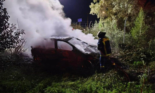 Αγρίνιο: Μεθυσμένος οδηγός πρόλαβε να εγκαταλείψει το αυτοκίνητο που κάηκε ολοσχερώς - Βίντεο