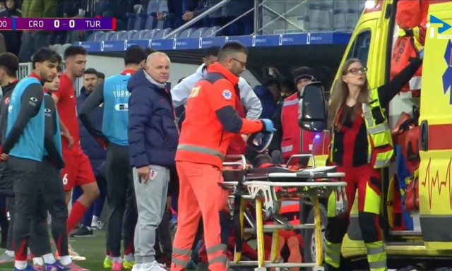 Στο νοσοκομείο ο προπονητής της Τουρκίας U21: Κατέρρευσε ενώ διαμαρτυρόταν στον διαιτητή - Βίντεο