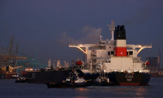 Ντουμπάι: Πλήγμα σε τάνκερ κοντά στο Στενό του Ορμούζ – Στις φλόγες το πλοίο, φόβοι για ρύπανση